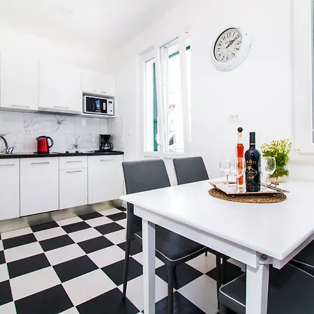 Nella Apartment Split